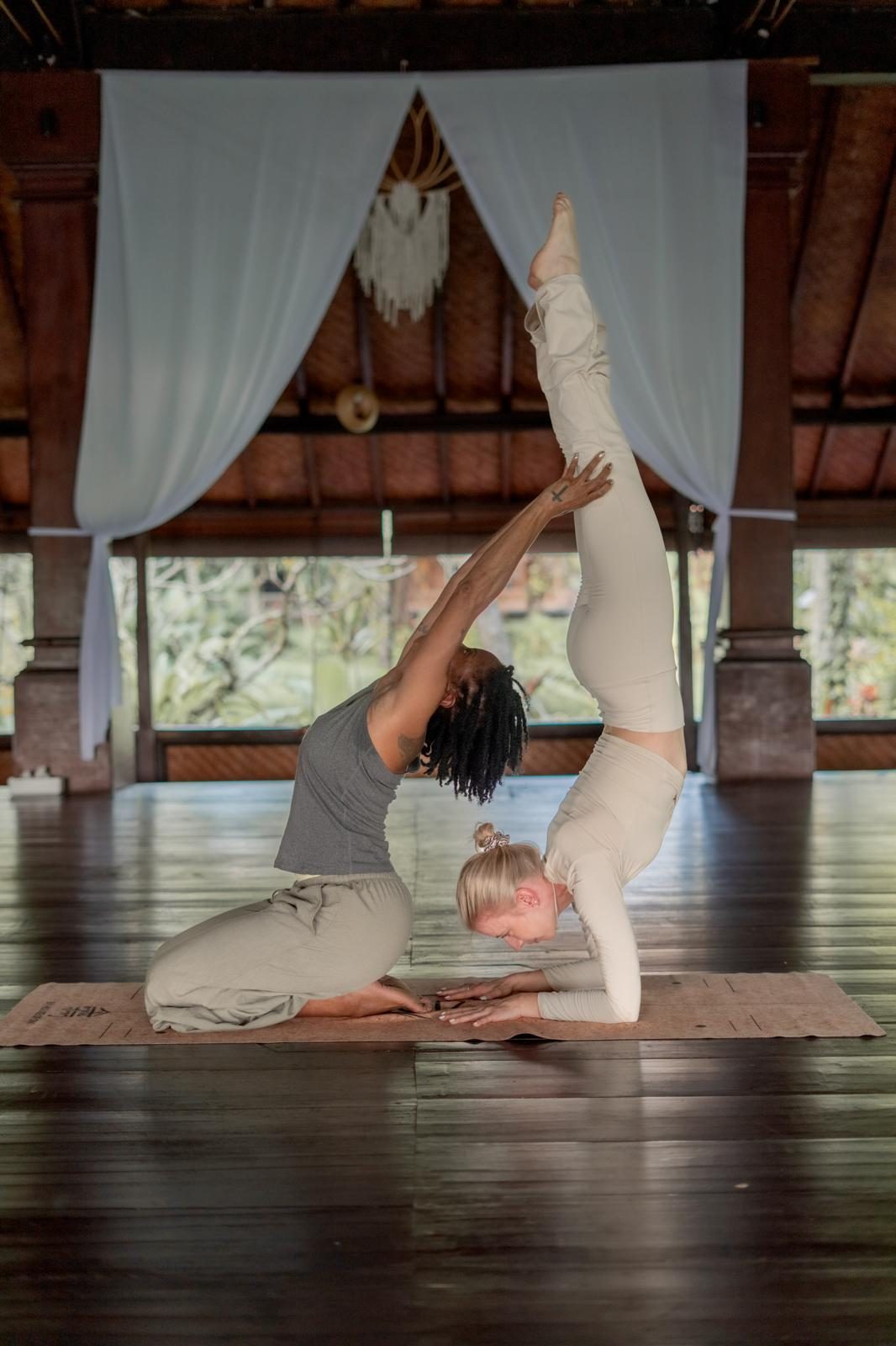 Unterarmstand mit Partnerin